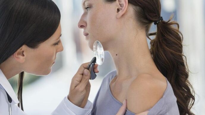 O médico determina o tipo de papiloma no pescozo